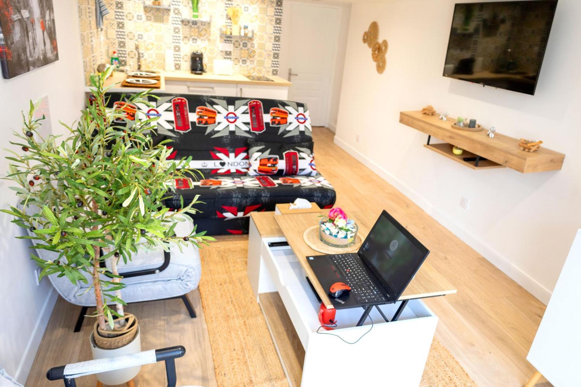 The Silent Green Lounge, 诺瑟尔 外观 照片